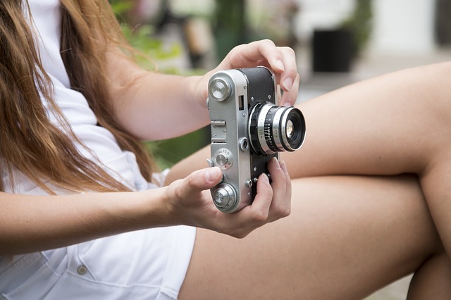 fotoaparát v rukách dívky