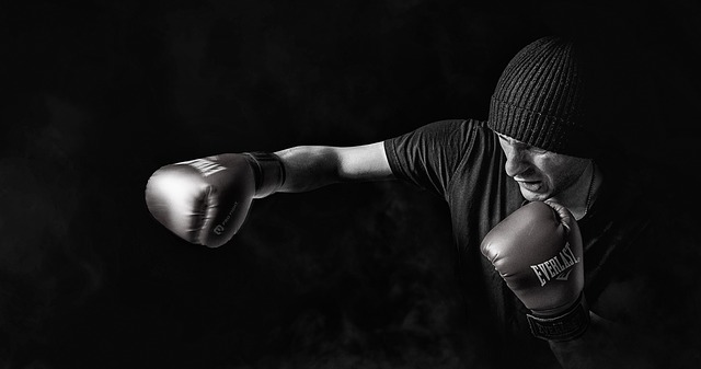 Muž v boxerských rukaviciach boxuje.jpg
